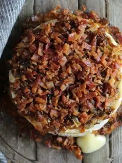 baked brie with bacon and caramelized onions